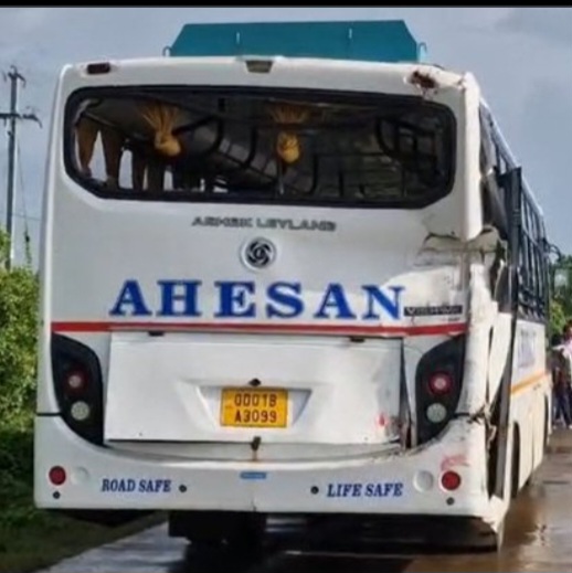 Truck hits bus; 10 injured 